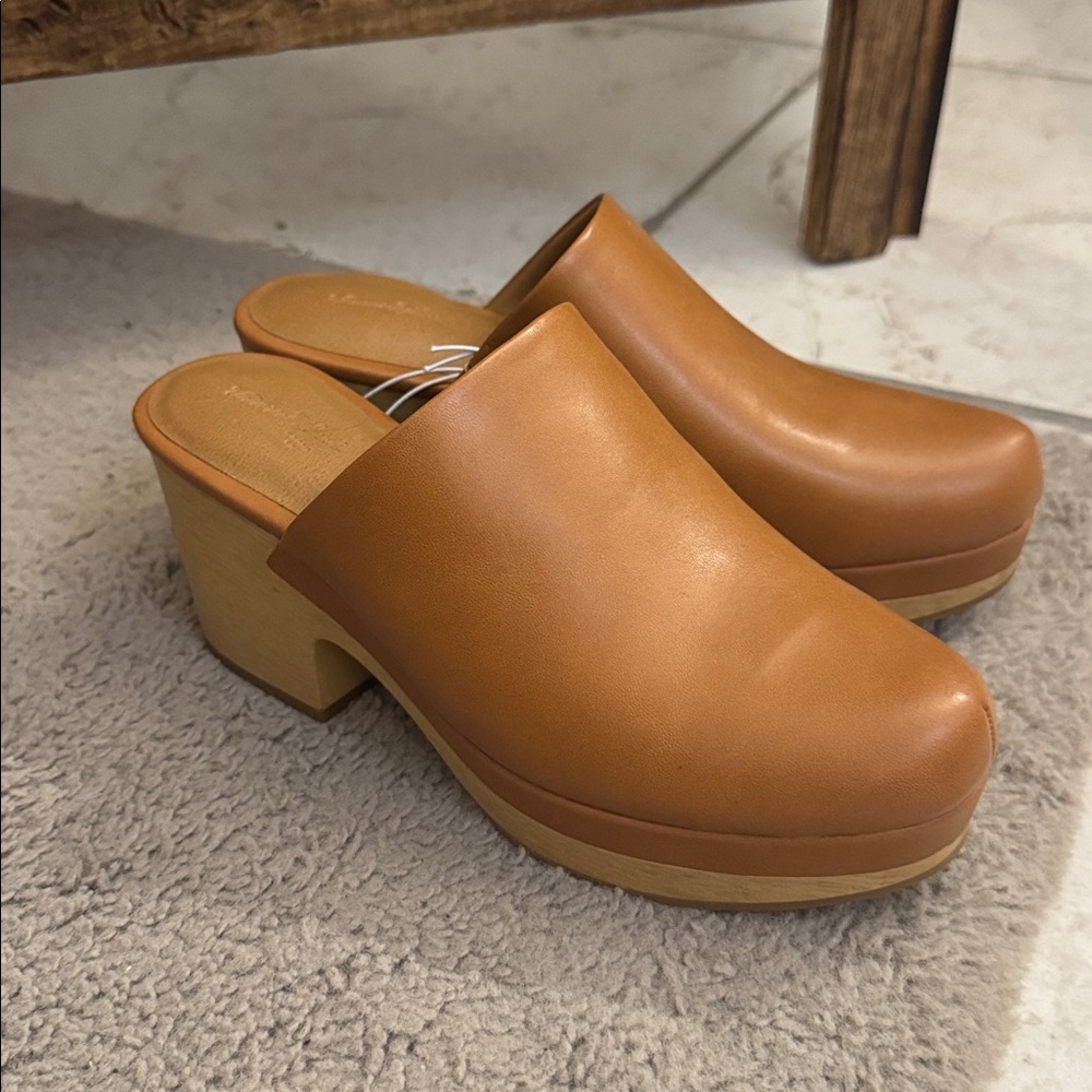 Universal Thread Brown Clogs